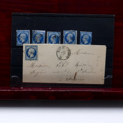 Lot de timbres France et Monde à trier en un carton en bois.
