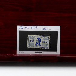 Lot de timbres France et Monde à trier en un carton en bois.