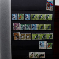 Lot de timbres France et Monde à trier en un carton en bois.