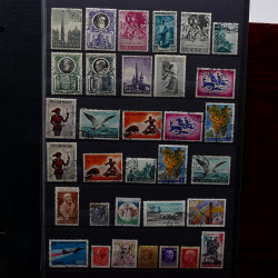 Lot de timbres France et Monde à trier en un carton en bois.
