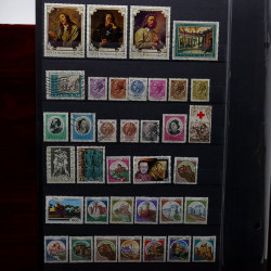 Lot de timbres France et Monde à trier en un carton en bois.
