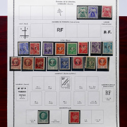 Lot de timbres France et Monde à trier en un carton en bois.