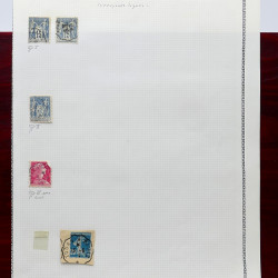 Lot de timbres France et Monde à trier en un carton en bois.