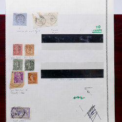Lot de timbres France et Monde à trier en un carton en bois.