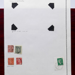 Lot de timbres France et Monde à trier en un carton en bois.
