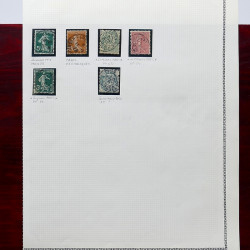 Lot de timbres France et Monde à trier en un carton en bois.