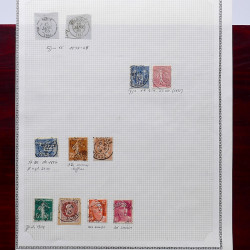 Lot de timbres France et Monde à trier en un carton en bois.