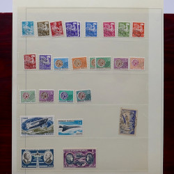 Lot de timbres France et Monde à trier en un carton en bois.