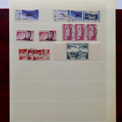 Lot de timbres France et Monde à trier en un carton en bois.