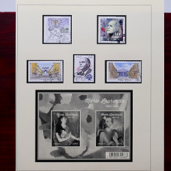 Lot de timbres France et Monde à trier en un carton en bois.