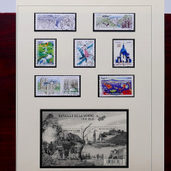 Lot de timbres France et Monde à trier en un carton en bois.
