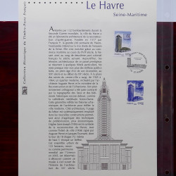 Lot de timbres France et Monde à trier en un carton en bois.