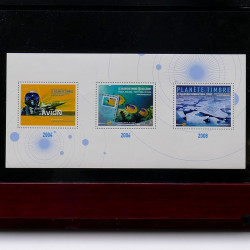 Lot de timbres France et Monde à trier en un carton en bois.