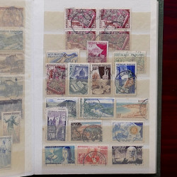 Lot de timbres France et Monde à trier en un carton en bois.