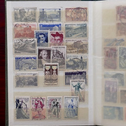 Lot de timbres France et Monde à trier en un carton en bois.