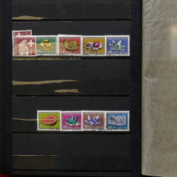 Lot de timbres France et Monde à trier en un carton en bois.