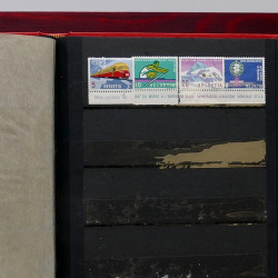 Lot de timbres France et Monde à trier en un carton en bois.