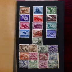 Lot de timbres France et Monde à trier en un carton en bois.