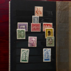 Lot de timbres France et Monde à trier en un carton en bois.