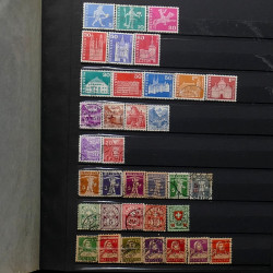 Lot de timbres France et Monde à trier en un carton en bois.