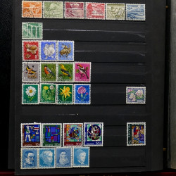 Lot de timbres France et Monde à trier en un carton en bois.