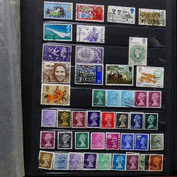 Lot de timbres France et Monde à trier en un carton en bois.