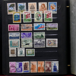 Lot de timbres France et Monde à trier en un carton en bois.