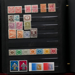 Lot de timbres France et Monde à trier en un carton en bois.