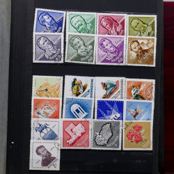 Lot de timbres France et Monde à trier en un carton en bois.