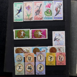 Lot de timbres France et Monde à trier en un carton en bois.