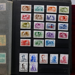 Lot de timbres France et Monde à trier en un carton en bois.