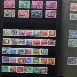 Lot de timbres France et Monde à trier en un carton en bois.