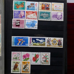 Lot de timbres France et Monde à trier en un carton en bois.