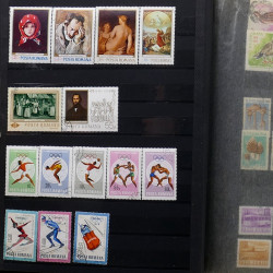 Lot de timbres France et Monde à trier en un carton en bois.