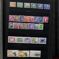 Lot de timbres France et Monde à trier en un carton en bois.