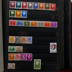 Lot de timbres France et Monde à trier en un carton en bois.