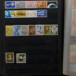 Lot de timbres France et Monde à trier en un carton en bois.