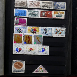 Lot de timbres France et Monde à trier en un carton en bois.
