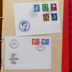 Lot de timbres France et Monde à trier en un carton en bois.
