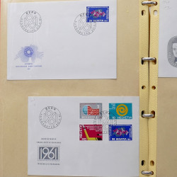 Lot de timbres France et Monde à trier en un carton en bois.