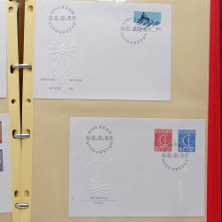 Lot de timbres France et Monde à trier en un carton en bois.