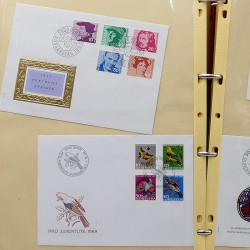 Lot de timbres France et Monde à trier en un carton en bois.