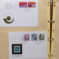 Lot de timbres France et Monde à trier en un carton en bois.