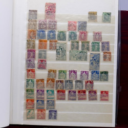 Lot de timbres France et Monde à trier en un carton en bois.
