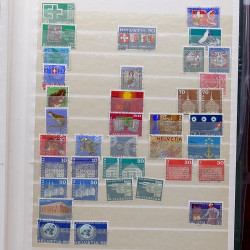 Lot de timbres France et Monde à trier en un carton en bois.