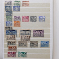 Lot de timbres France et Monde à trier en un carton en bois.