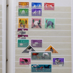 Lot de timbres France et Monde à trier en un carton en bois.