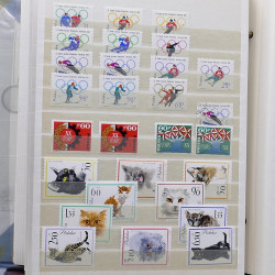 Lot de timbres France et Monde à trier en un carton en bois.