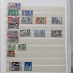 Lot de timbres France et Monde à trier en un carton en bois.