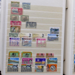 Lot de timbres France et Monde à trier en un carton en bois.